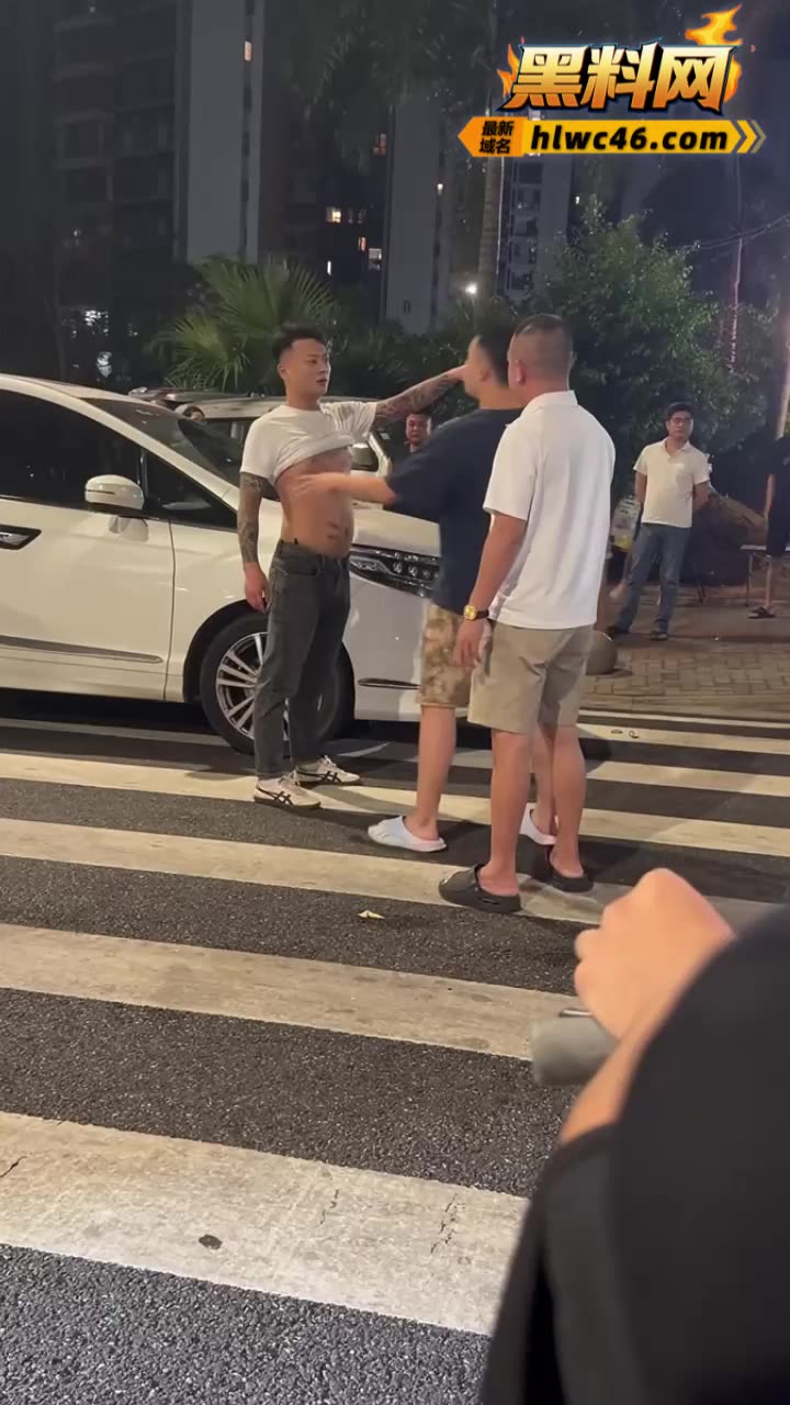 街头大排档 多人当街打架乱斗 眼见男友被殴打妹子是有事真上 拿命护男友