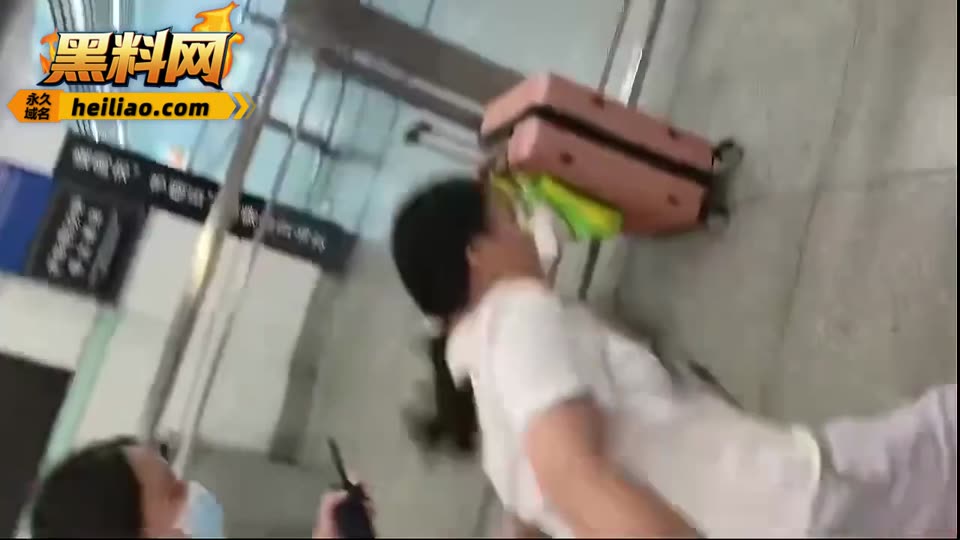 广州东站女子错过高铁情绪失控 殴打站务员并损坏设备引发热议