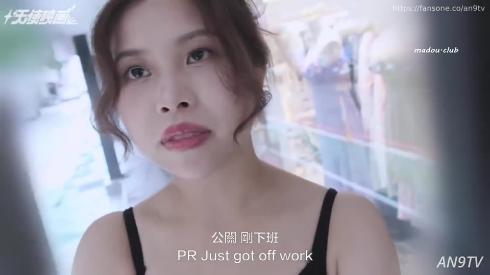 天使映画 25岁酒店女公关刚下班就被搭讪 坚挺的阴茎在她的雪嫩巨乳之间也按耐不住快速的刺激而爆烈射精
