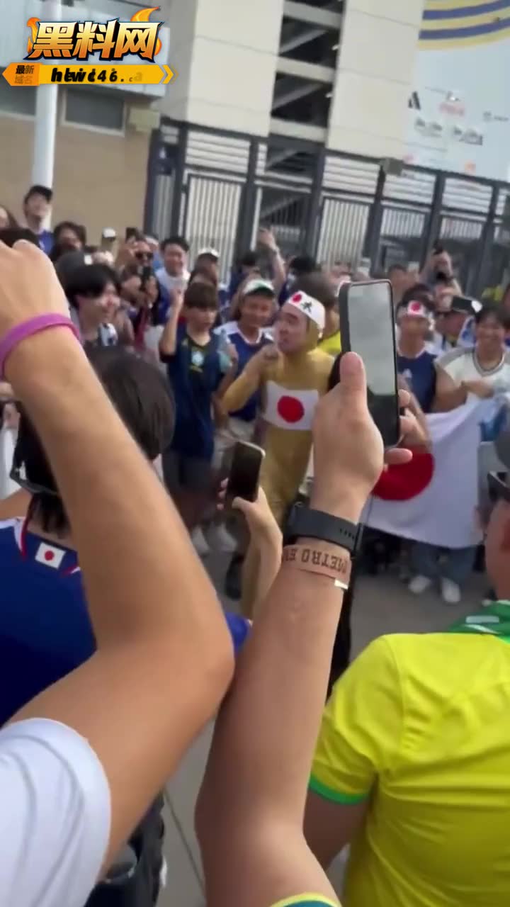 江头2:50世界杯直播又搞事 身着金色紧身衣背后猛抱女主播 现场直播紧急切断