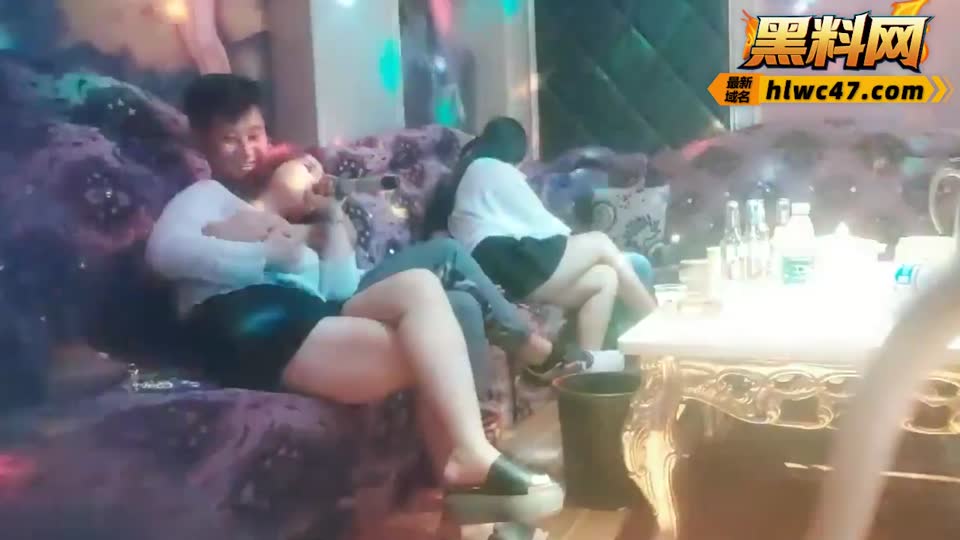歌厅探花 大神带好兄弟KTV组团约炮 灯红酒绿的4P淫趴让人羡慕不已