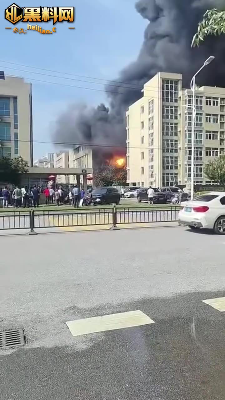 嘉兴新恒泰新材料工厂1号厂房突发火灾 黑烟冲天火势迅速得到控制