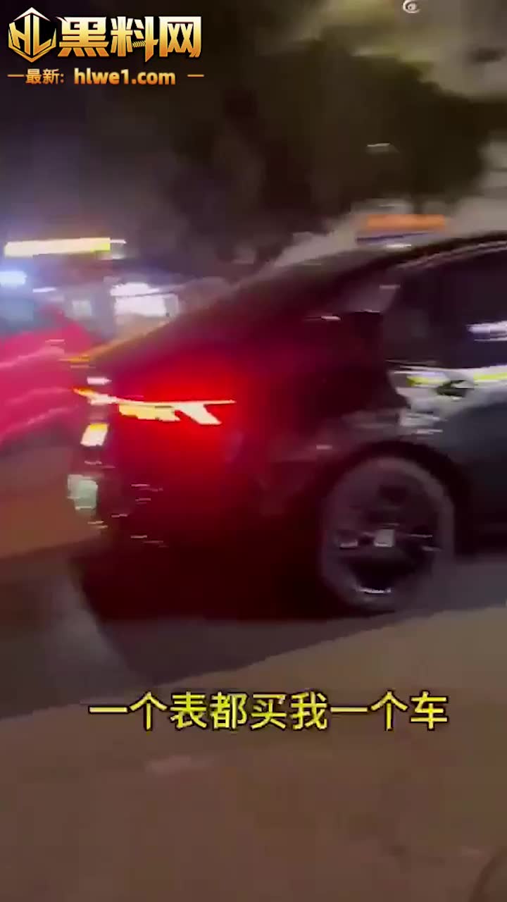 一男子将车停在路口 严重挡住其他车辆通行 却拒不挪车 现场炫富 上演新版我爸是李刚