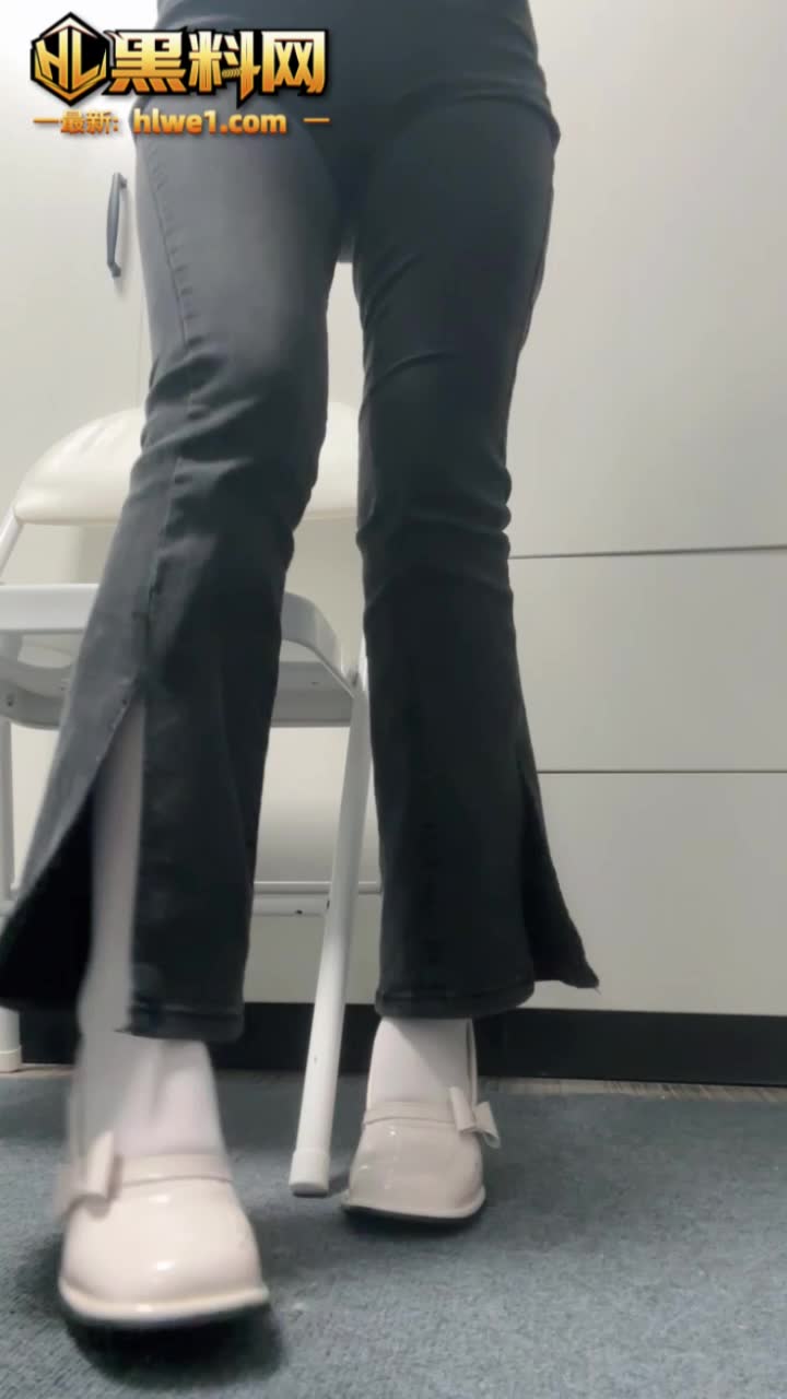 抖音网红 爱吃猪脚饭 大长腿御姐裸足皮鞋诱惑自拍 足控福音